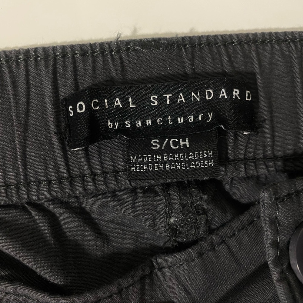 NWOT Women's Gray Shorts - Picture 6 of 6